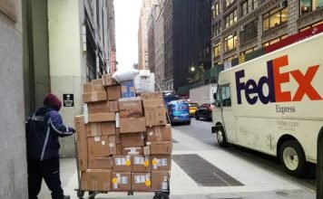 Amazon blocks sellers from using FedEx during peak holiday season